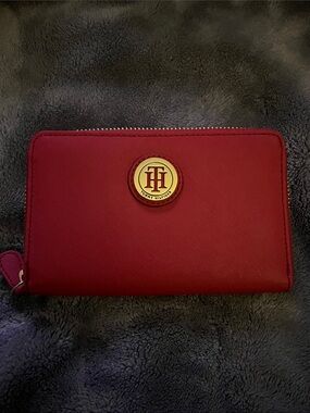 ♦️TOMMY HILFIGER Red Zip Wallet with Gold Logo